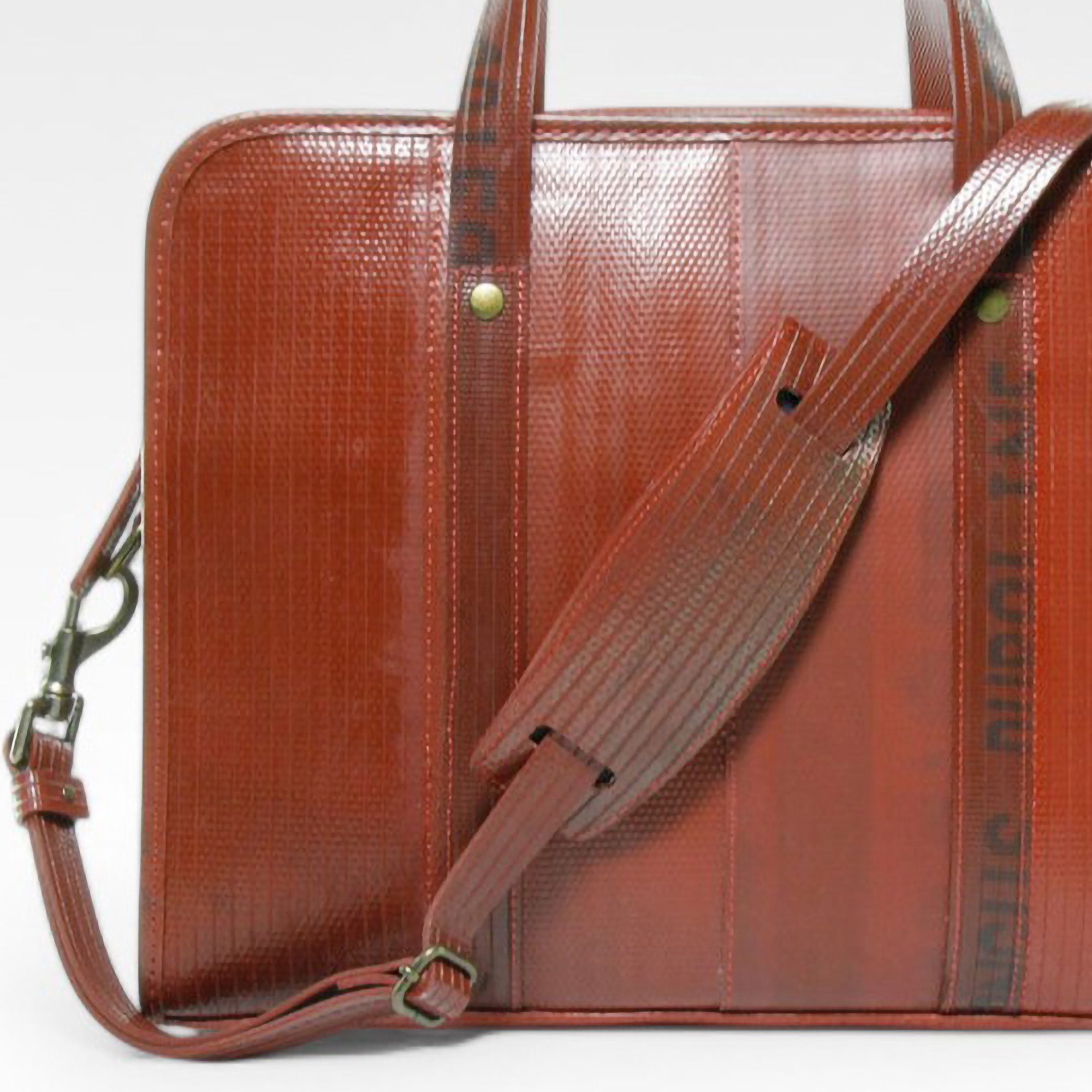 Compact_Briefcase_Red_2020_1_amend-details.jpg