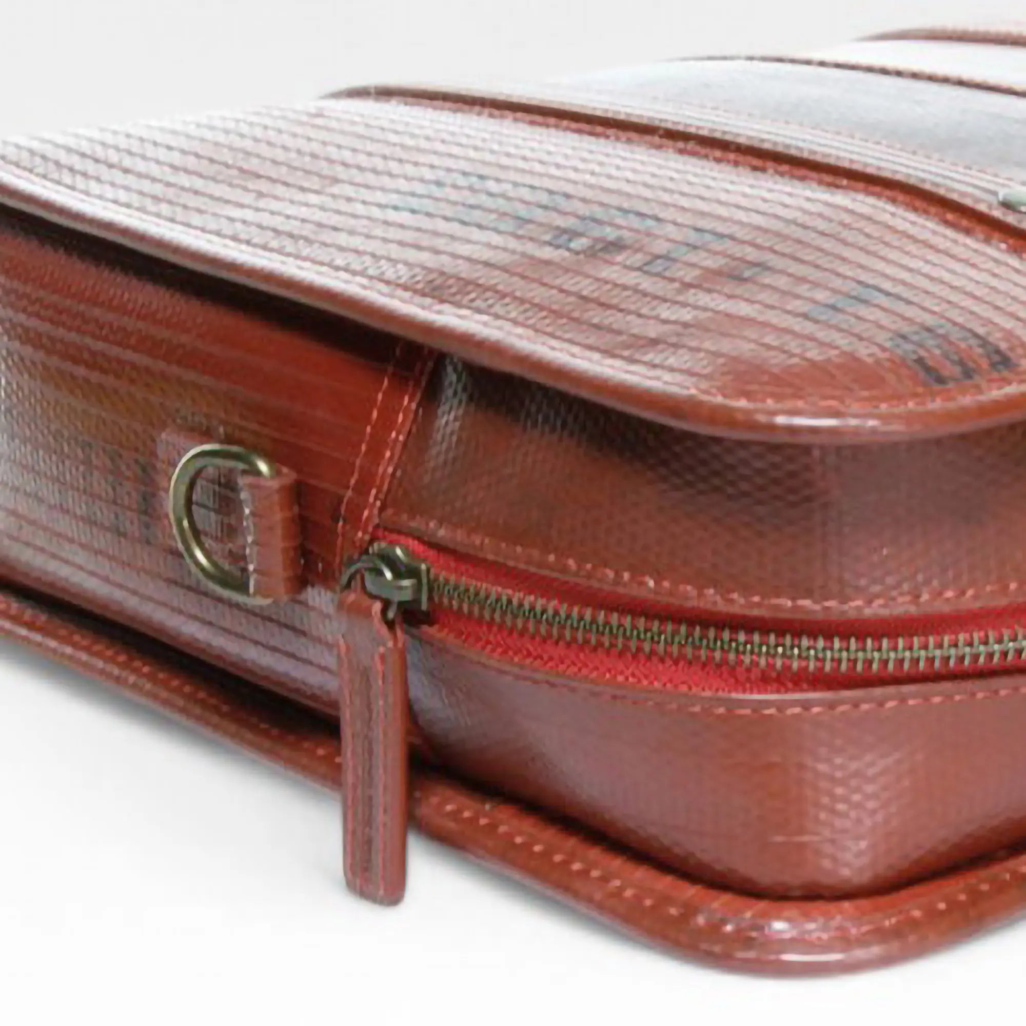Compact_Briefcase_Red_2020_6_web-details.webp