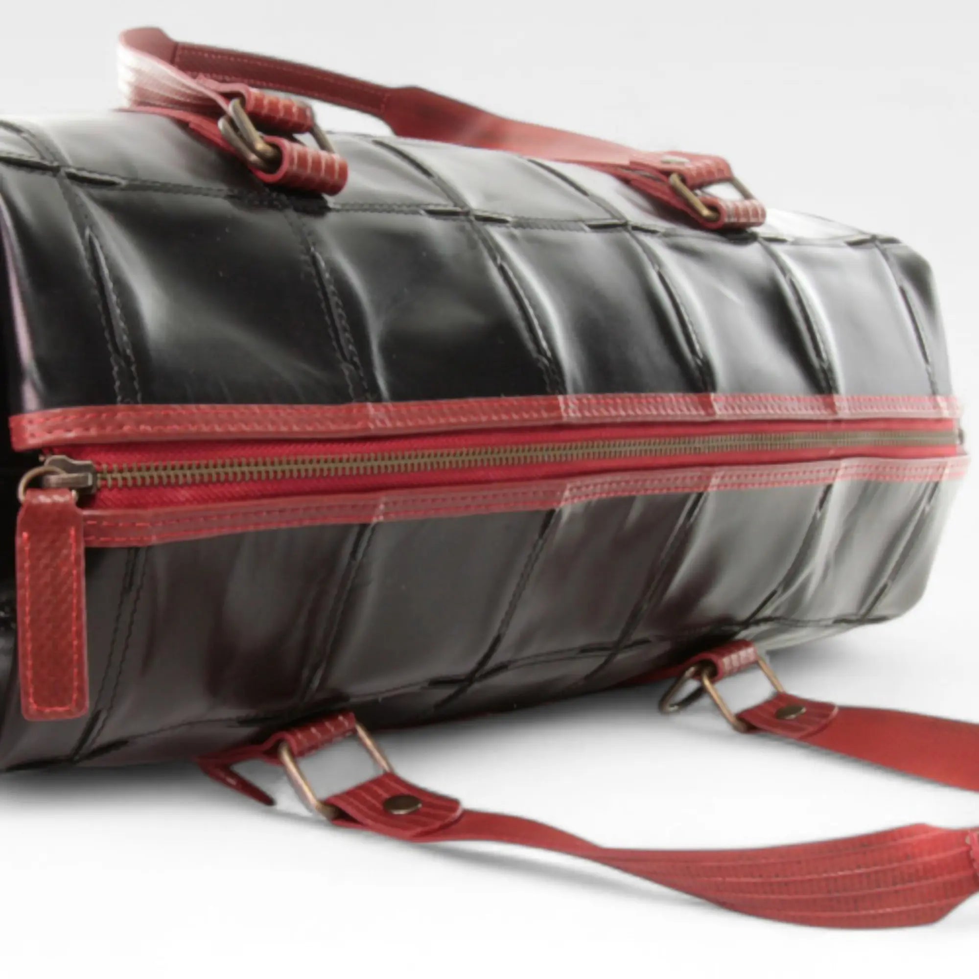 Gladstone_Bag_Black_Red_5a-1-details.webp