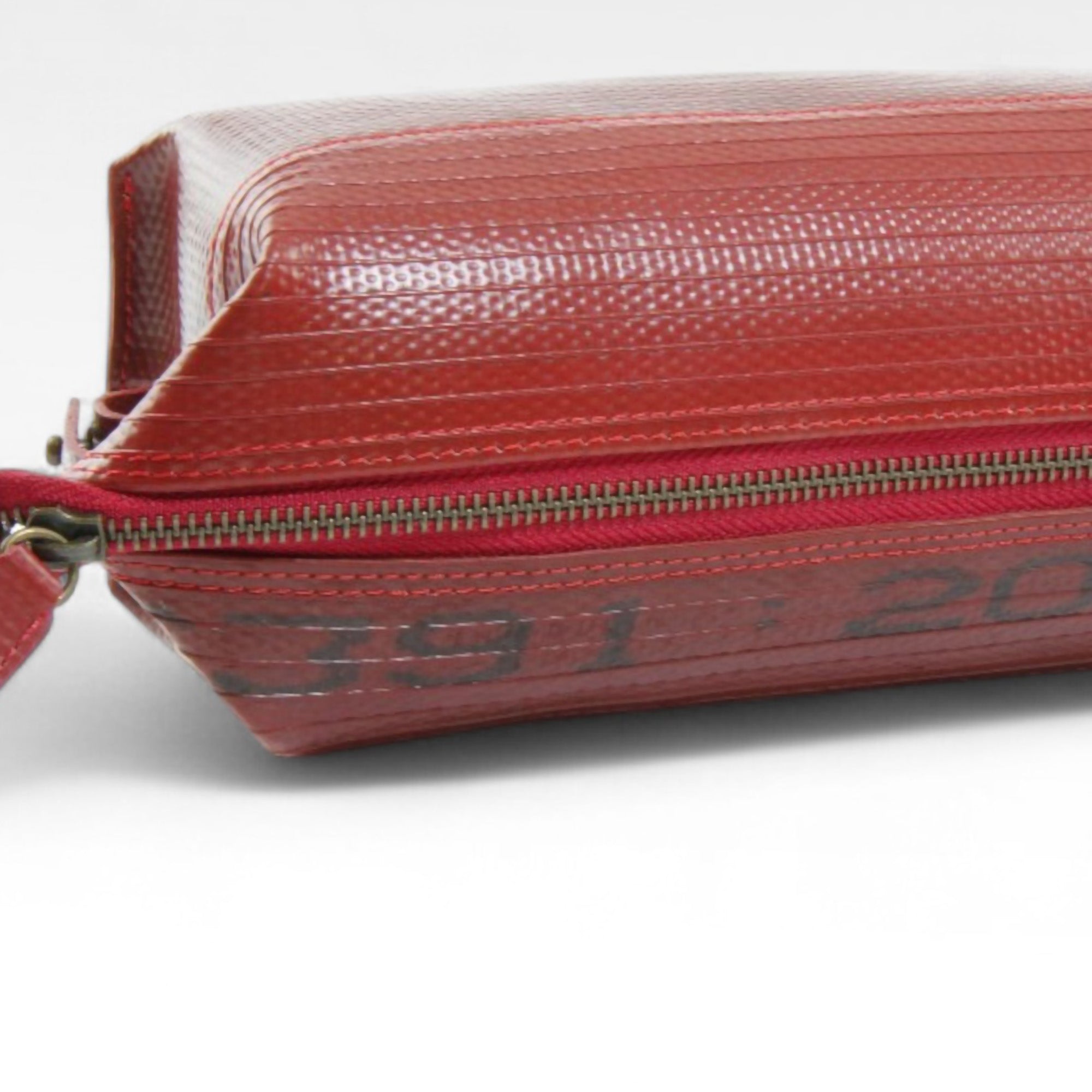 Medium-washbag-red-2024-4-details_e003cca0-992c-4133-ae09-0edbdf62c5b0.jpg