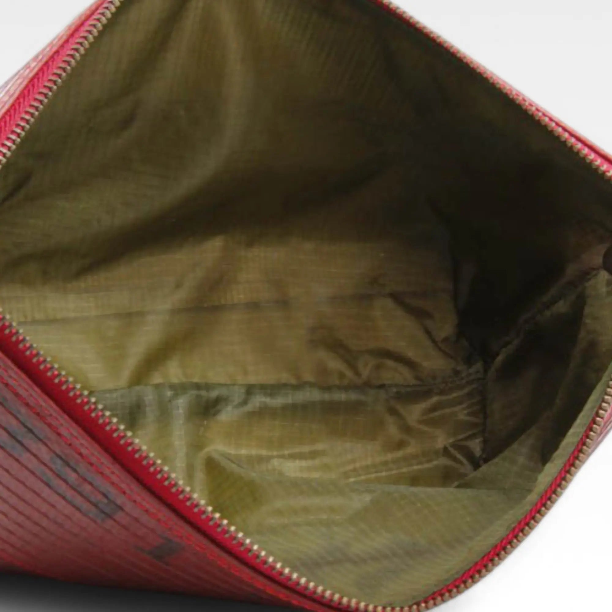 Medium-washbag-red-2024-5-details.webp