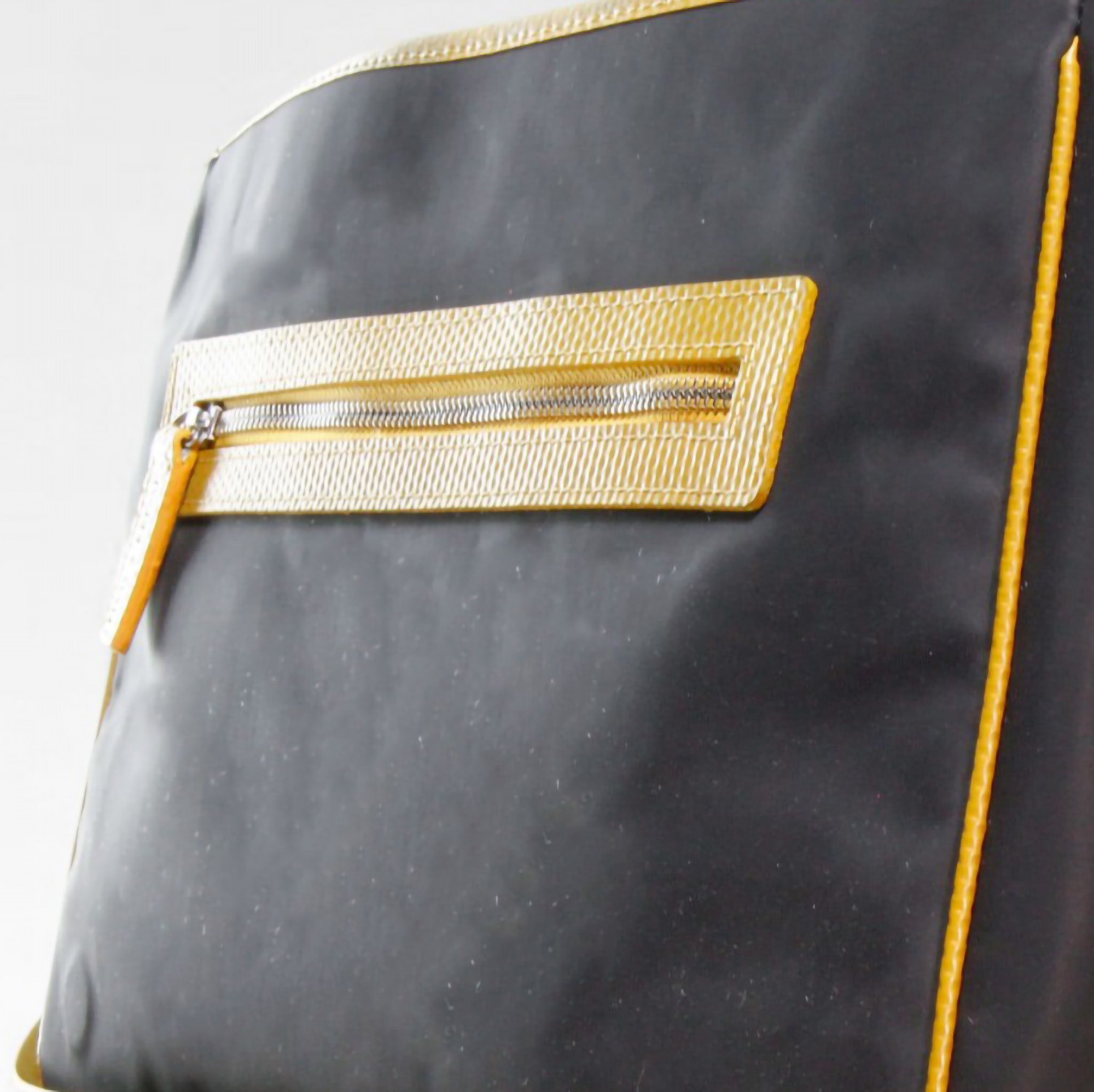 Messenger_Black_Yellow_3-details.jpg