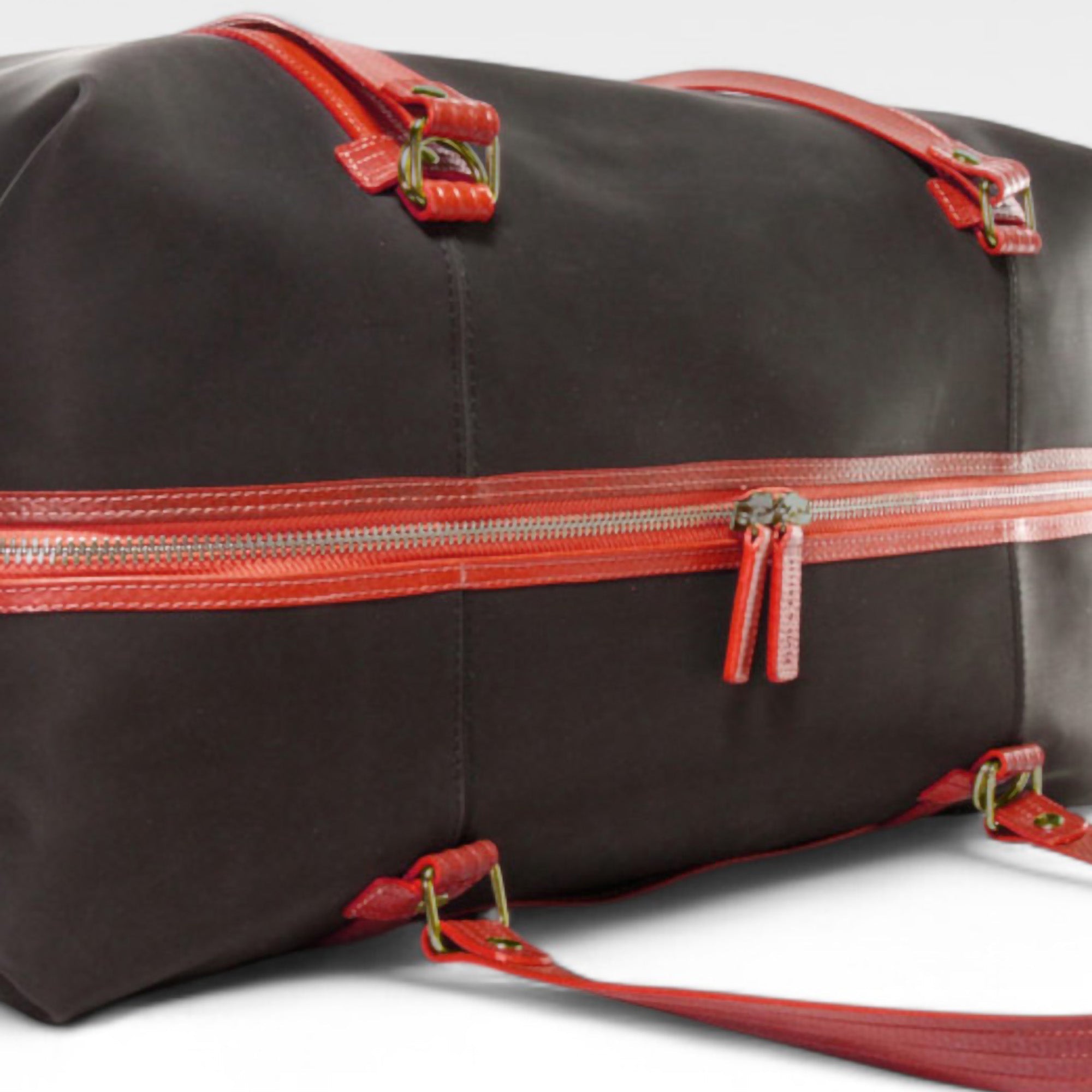 Weekend_Bag_2020_black_Red_4_web-details_2739b964-1587-4bca-9062-79277e3e6d2c.jpg