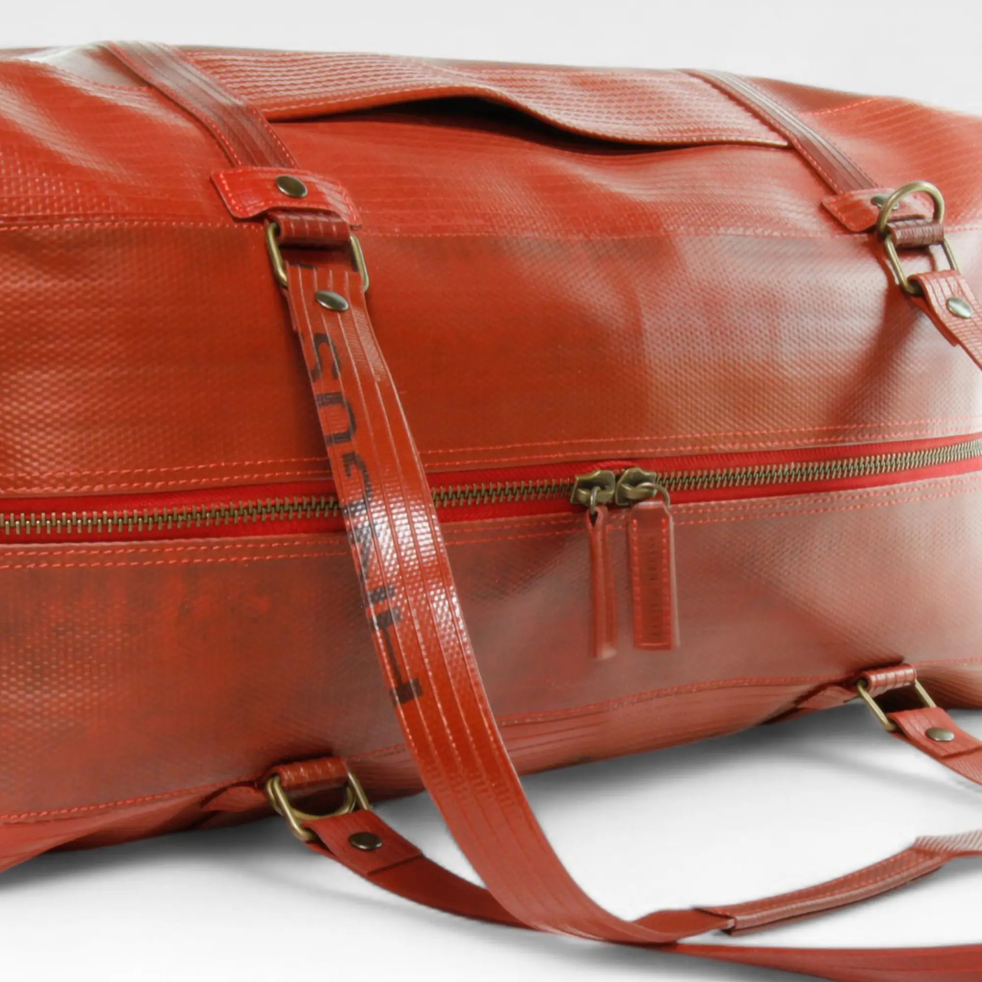 Weekend_Bag_Red_2019_5-detail.webp