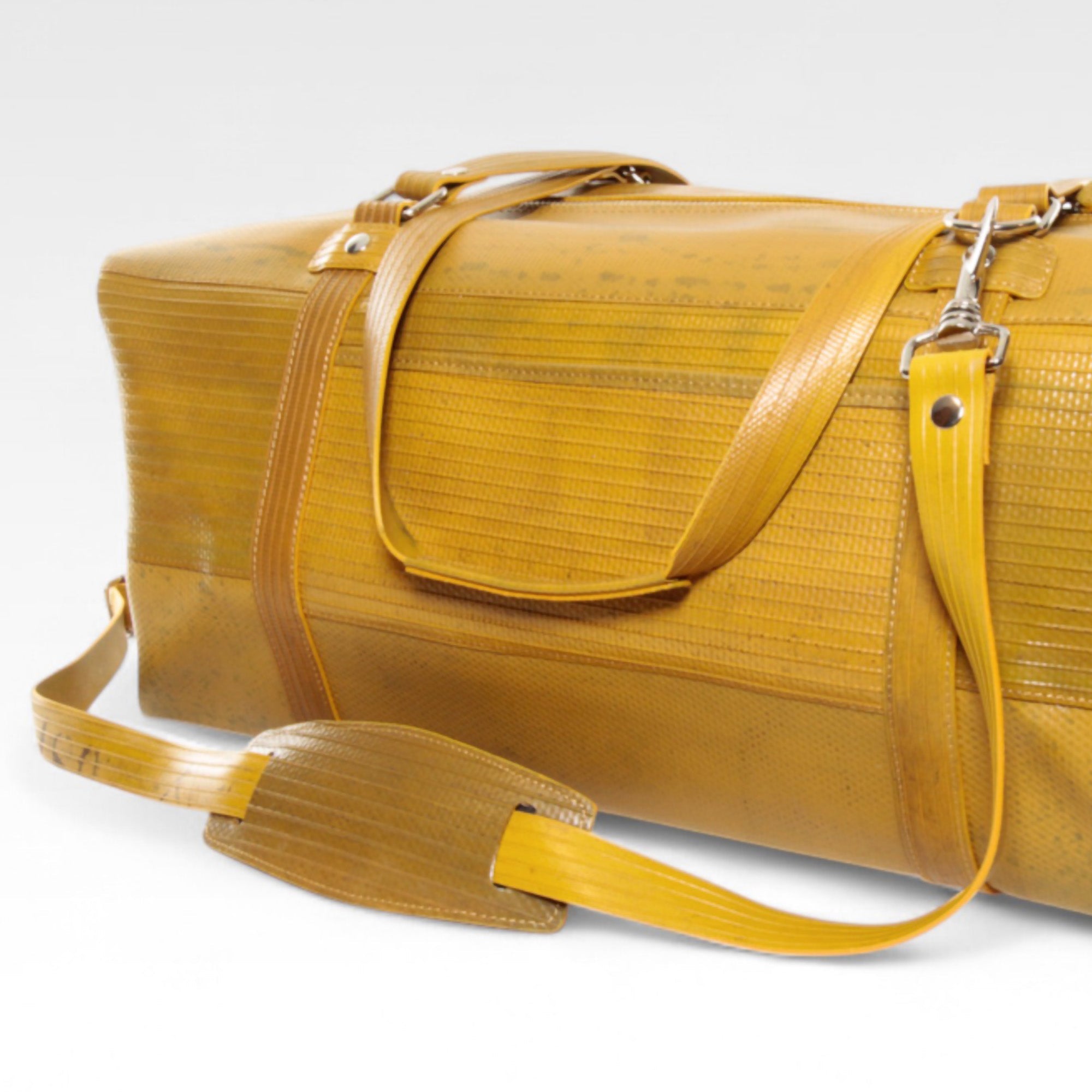 Weekend_bag_yellow_2021_2-detail_a3abdeec-3d9c-4cf5-875c-7b89dc1895d8.jpg