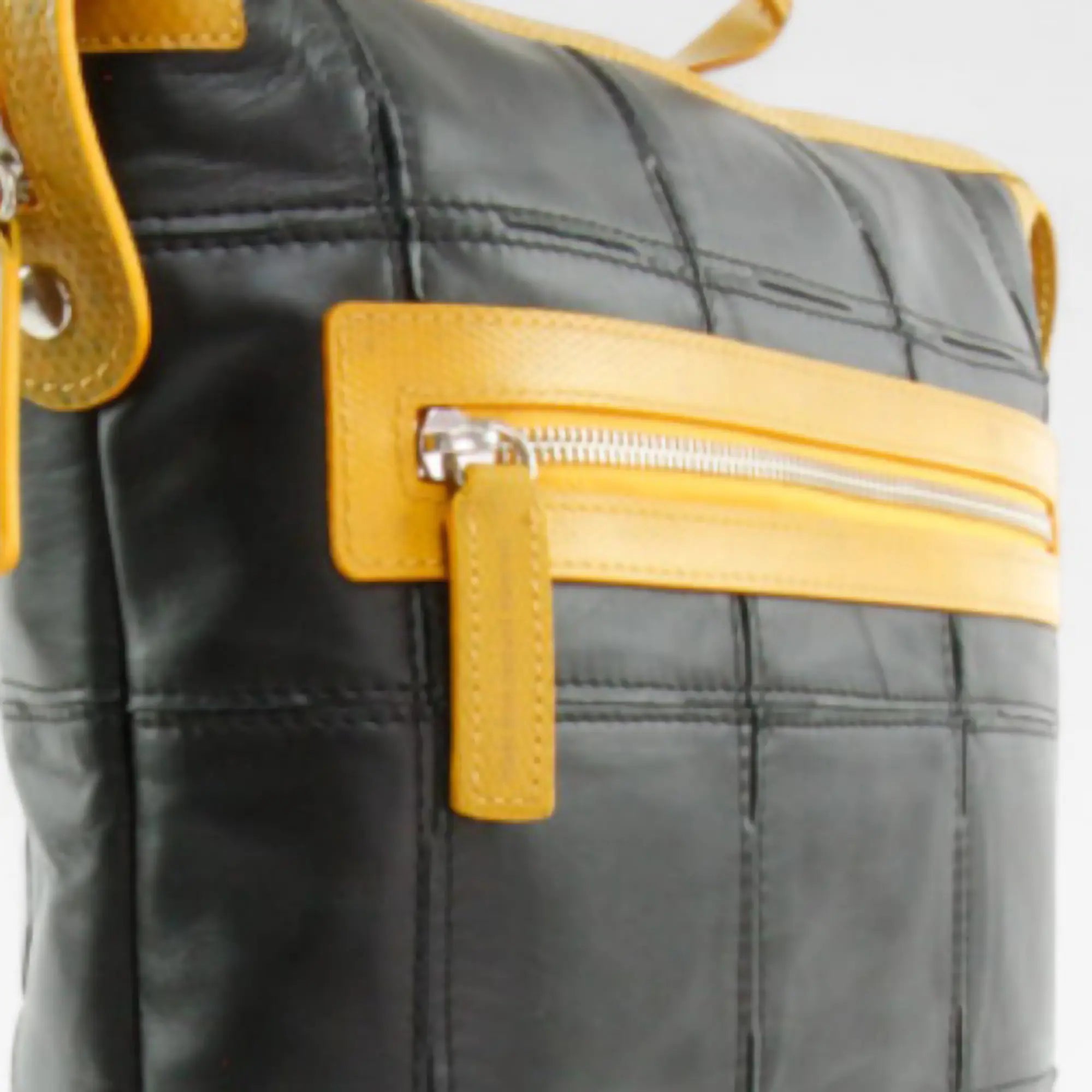 backpack-lite-black-yellow-2-details.webp
