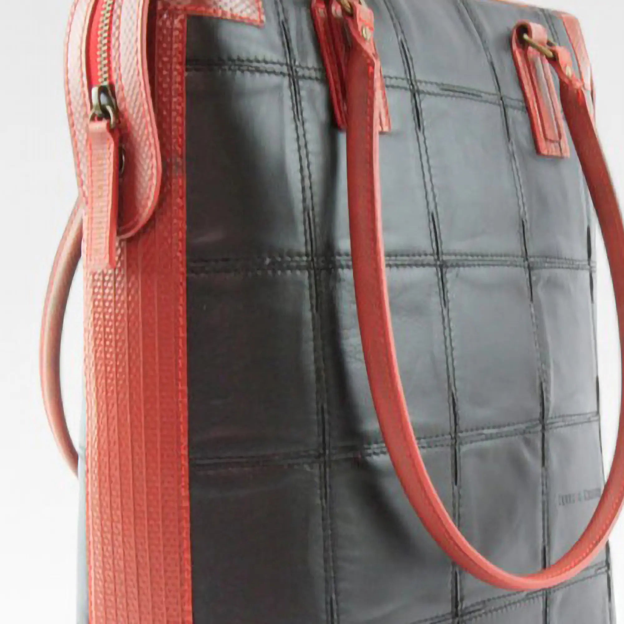 dutch-tote-black-red-3-details_546c35a9-d972-4898-b6d1-d4975d242ff3.webp
