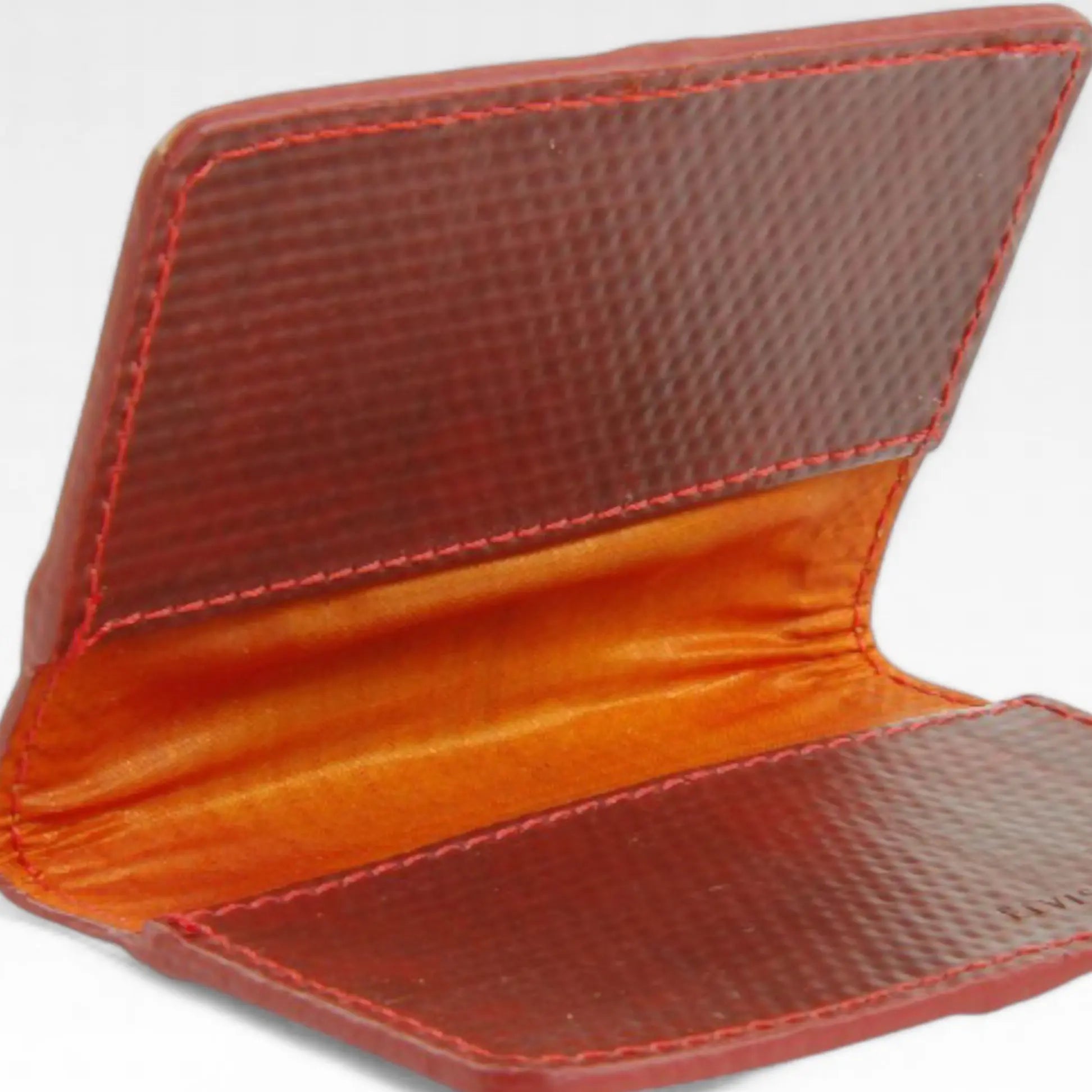 fire-hide-cardholder-red-hose-details.webp