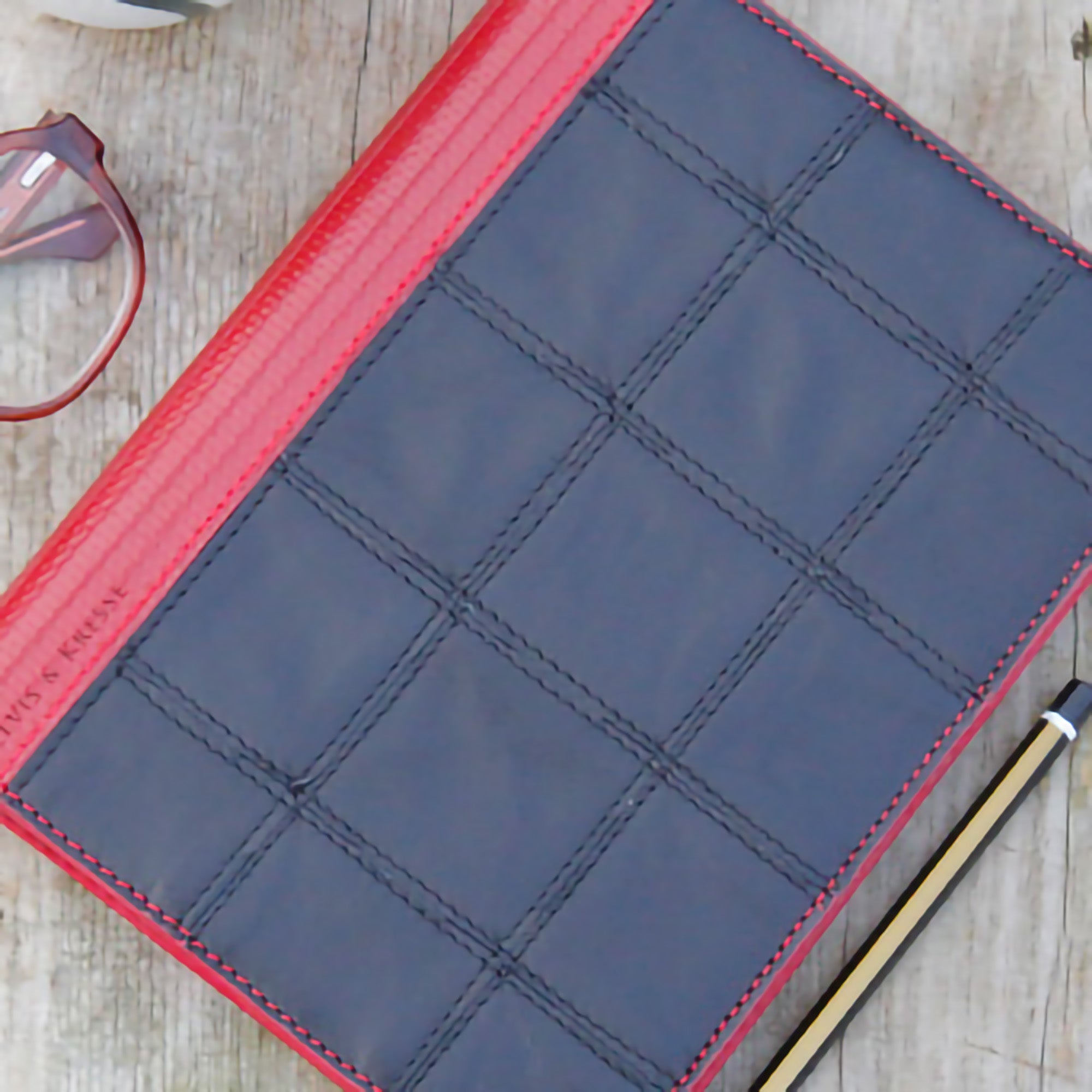 fire-hide-notebook-black-red-lifestyle-details.jpg