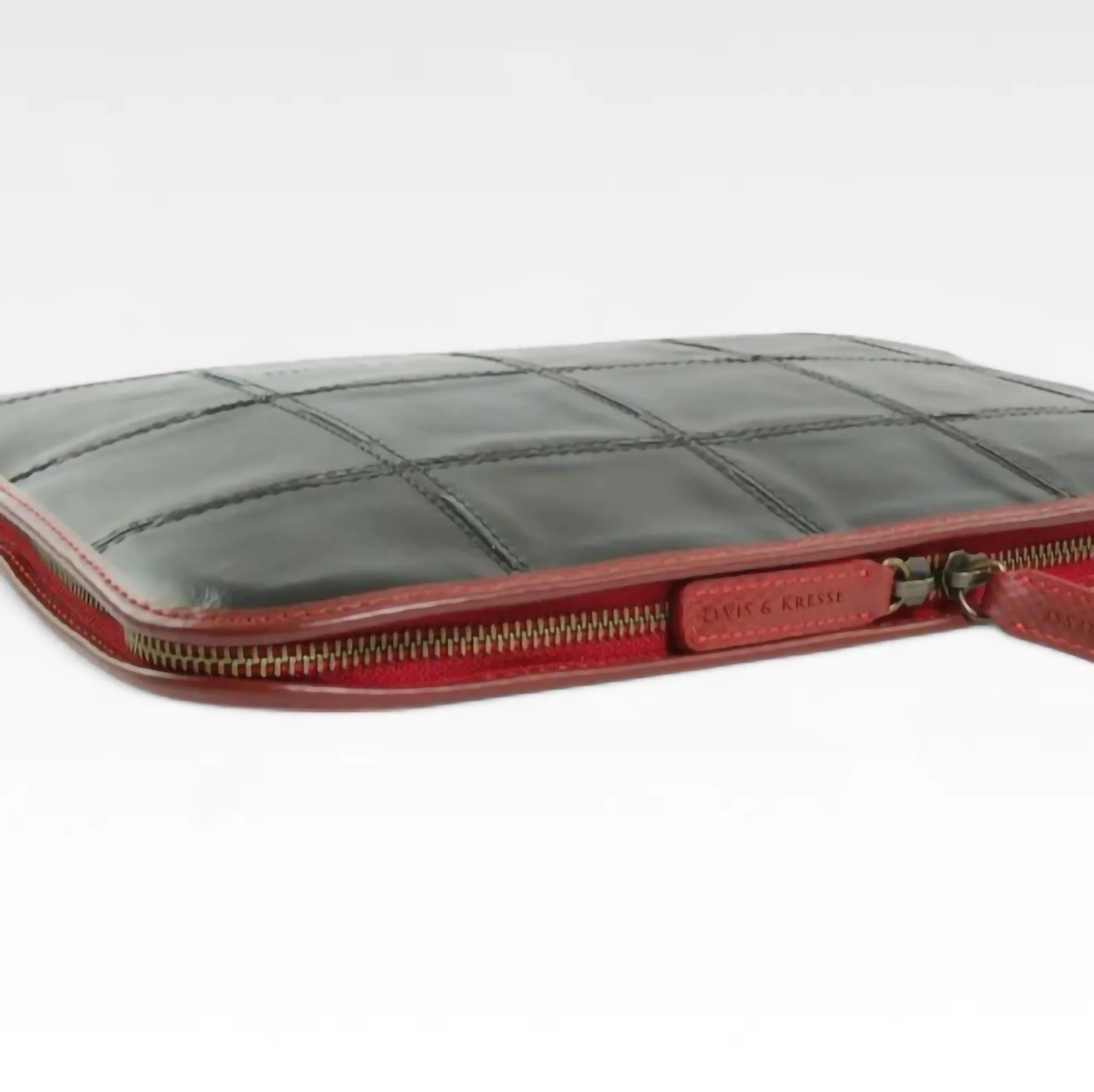 folio-laptop-case-fire-hide-black-red-3-details.webp