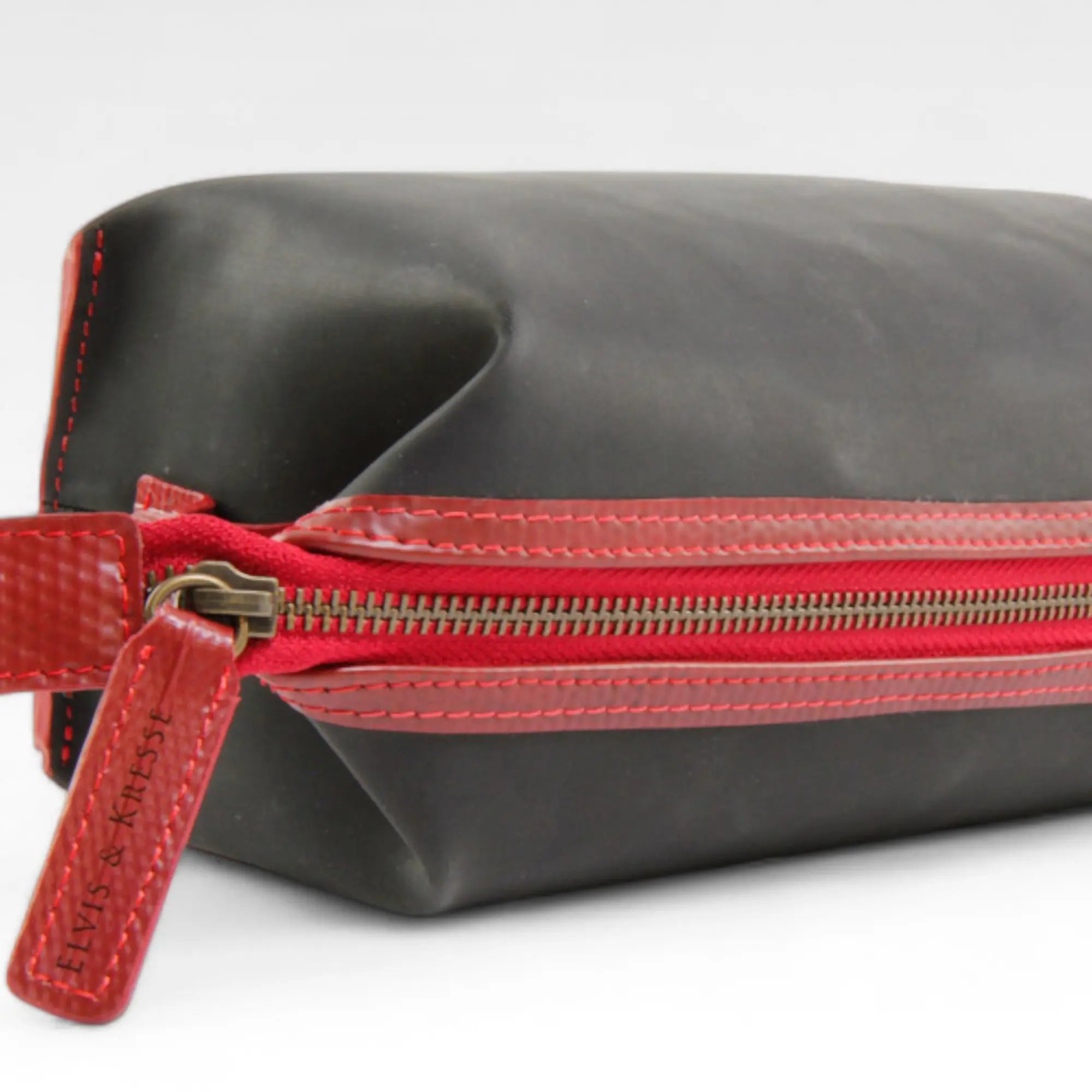medium-washbag-black-red-4-details.webp