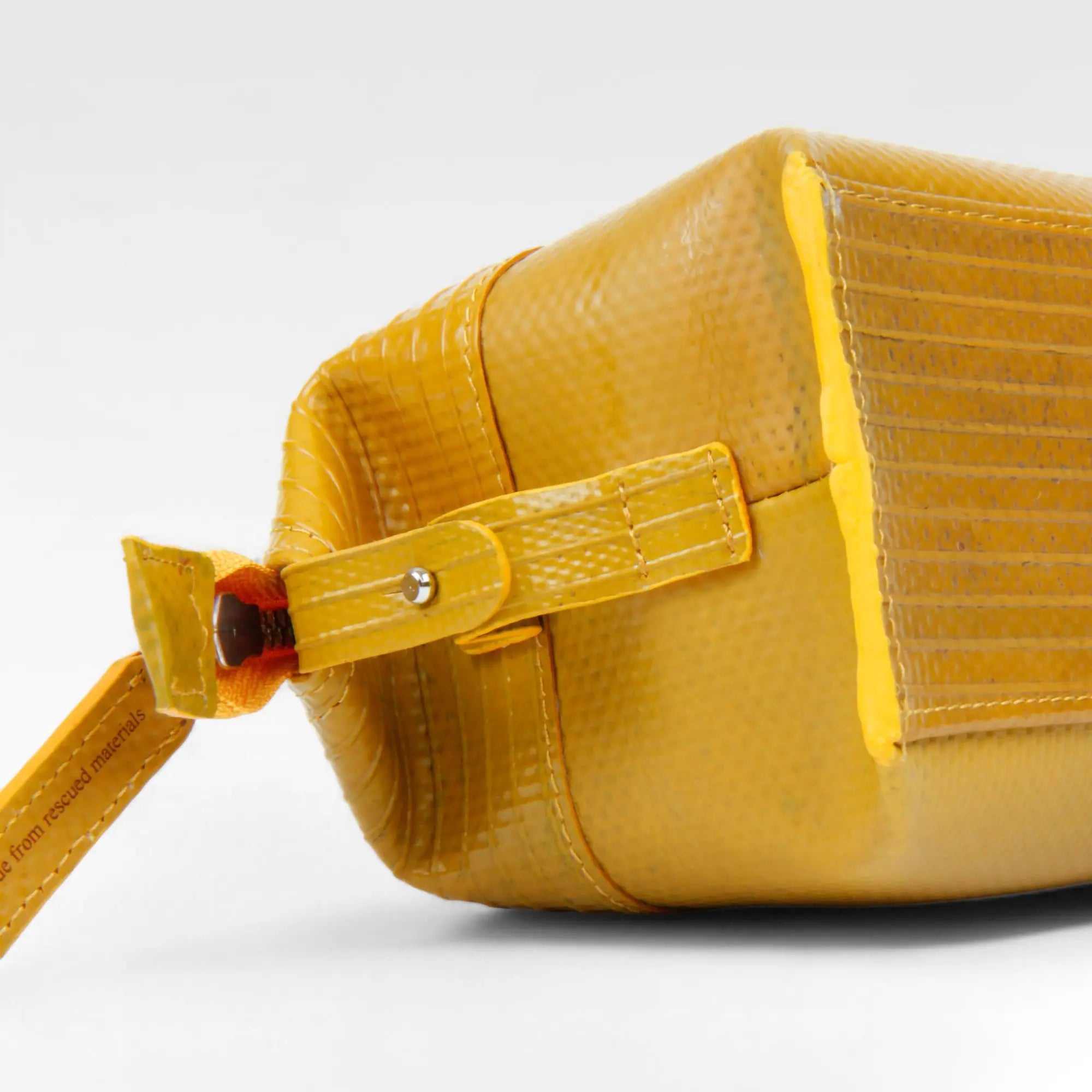 medium_washbag-yellow-2025-4-details.webp
