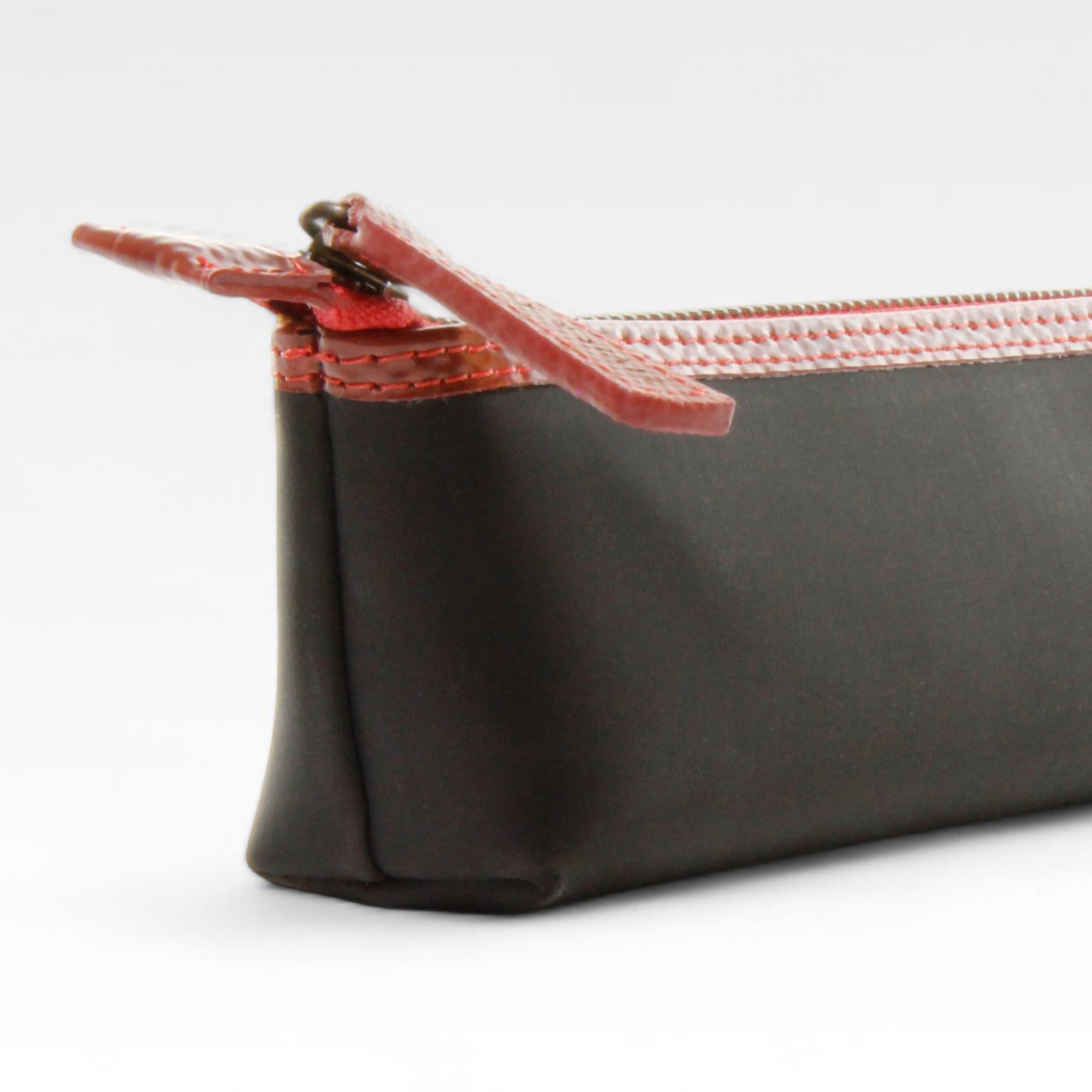 pencil_case_black_red_2-details.jpg