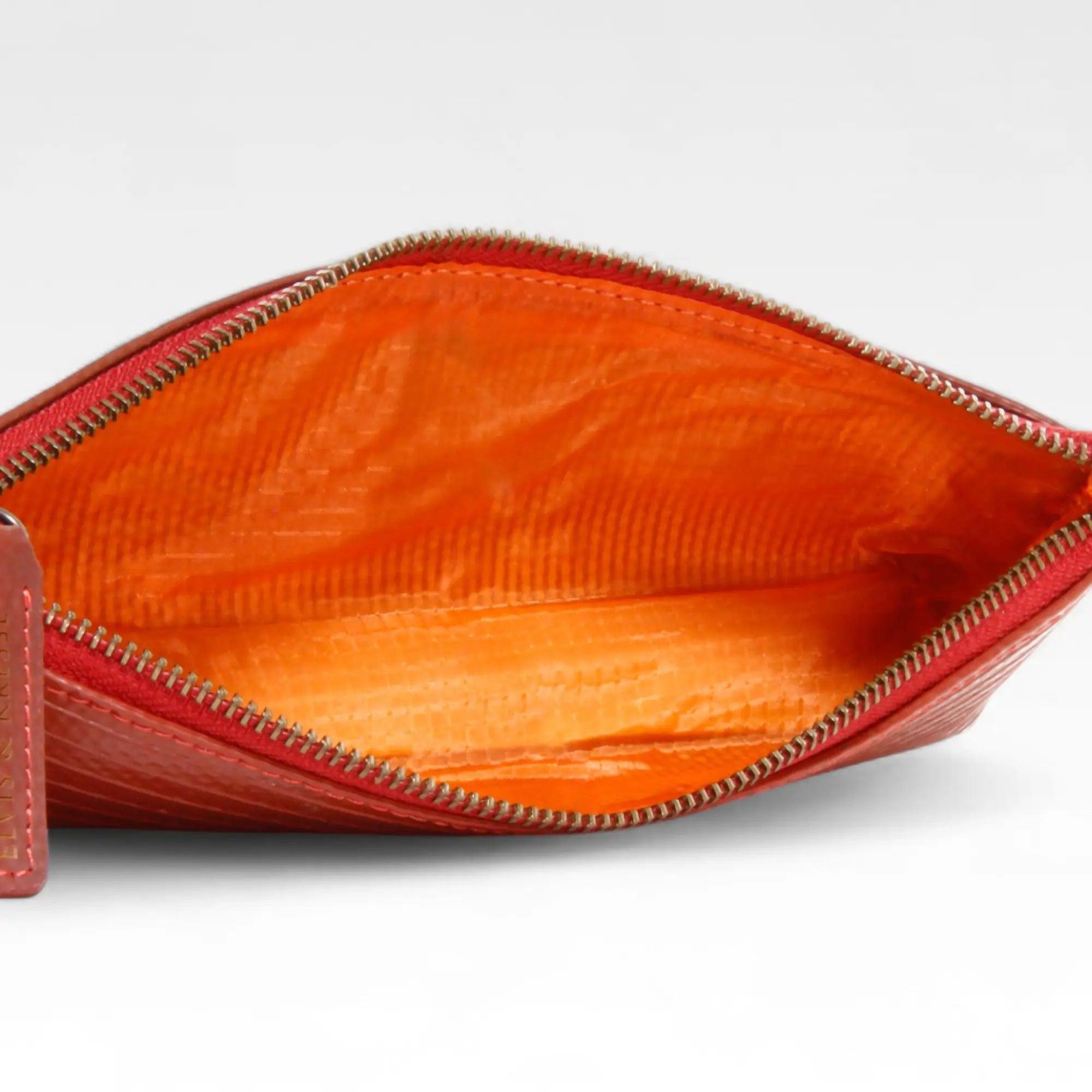 pencil_case_red_3-details.webp