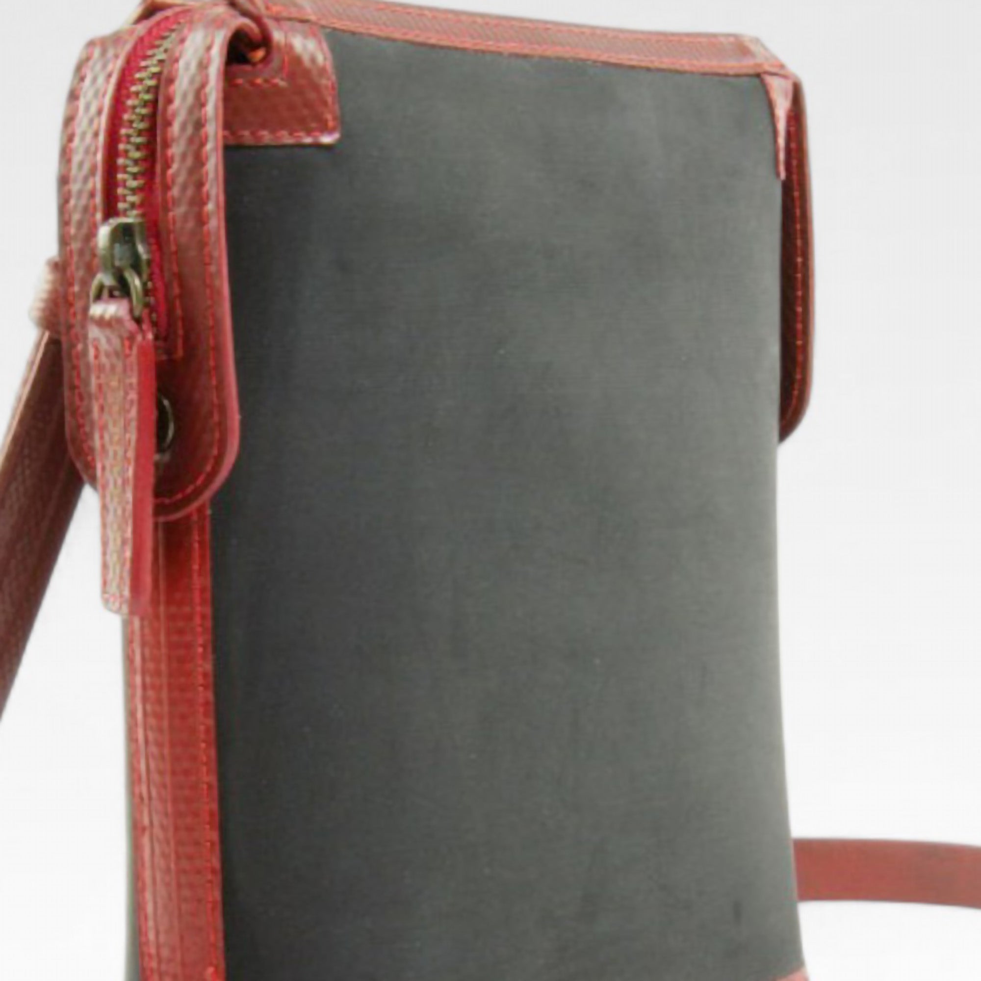 saddle-bag-black-red-2-details_28050ff3-7c65-4a40-8912-ecb5b12a5d62.jpg
