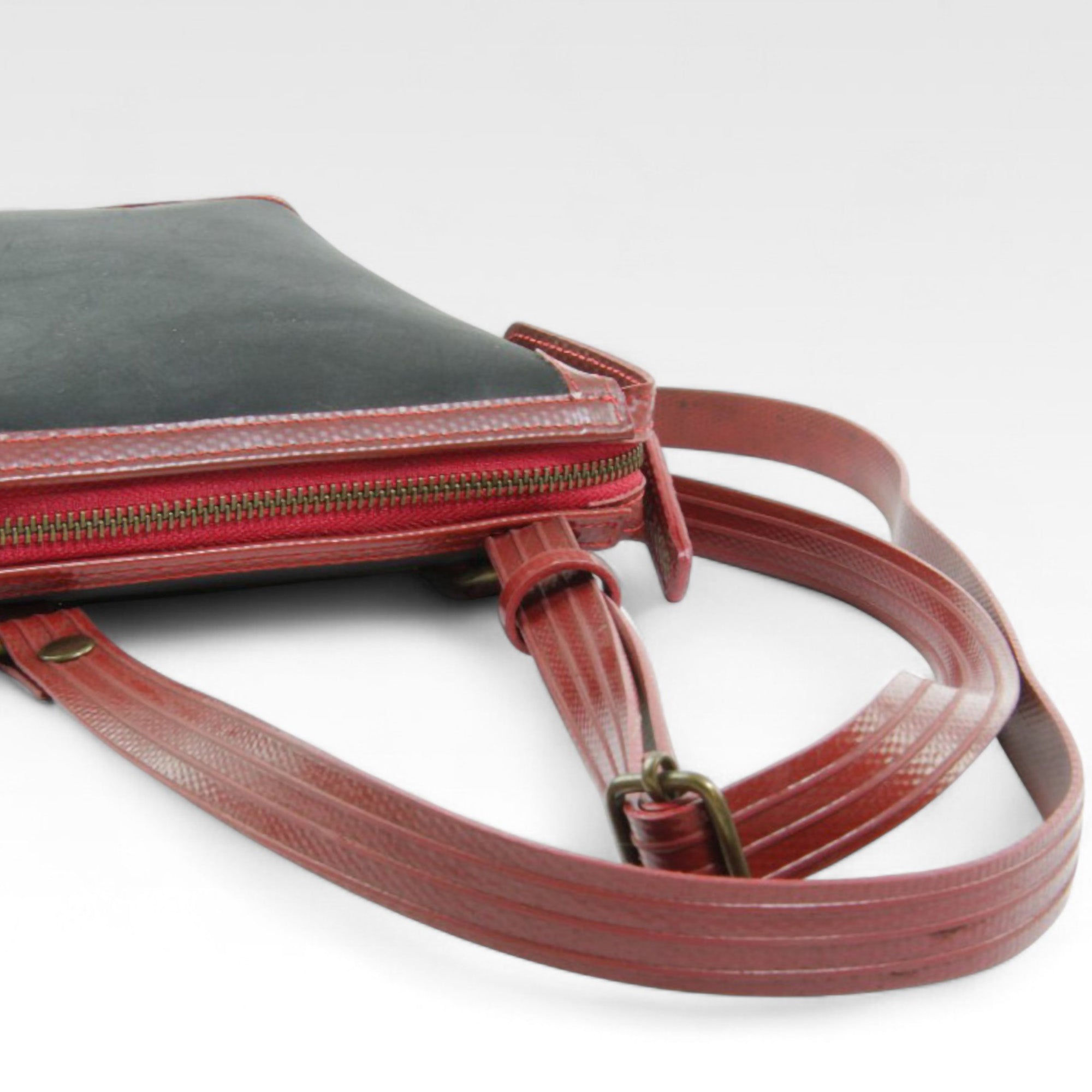 saddle-bag-black-red-5-details_3e986c0c-06d2-4f1c-a228-d1ffa61fd745.jpg