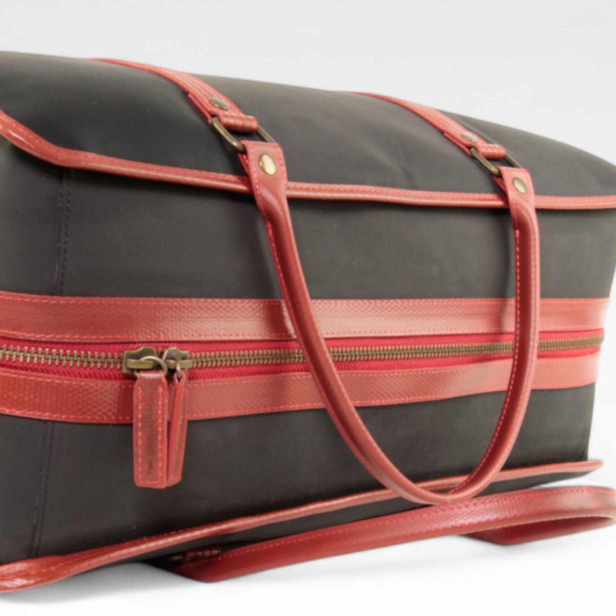 travel-bag-black-red-4-details.jpg