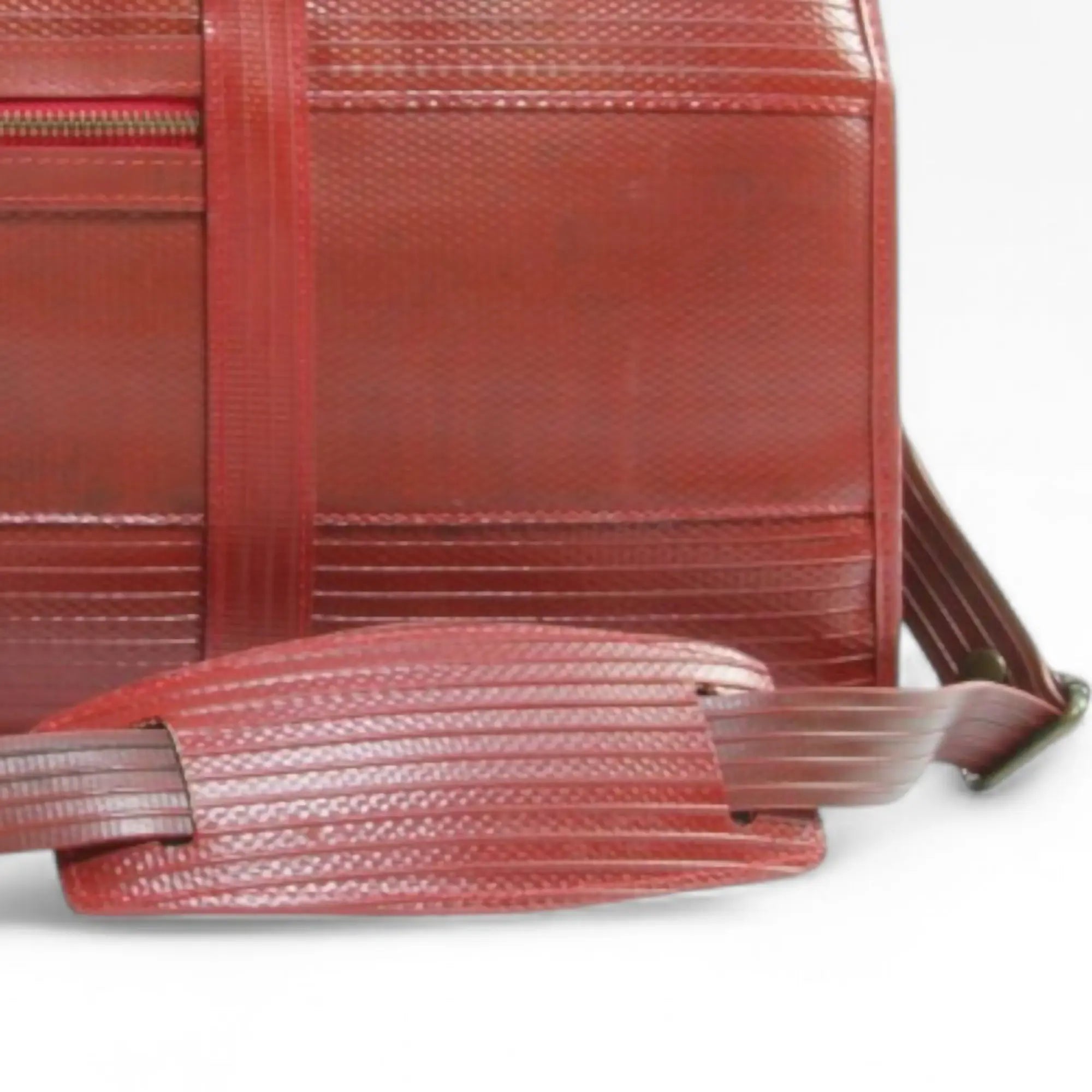 travel-bag-red-1a-details.webp