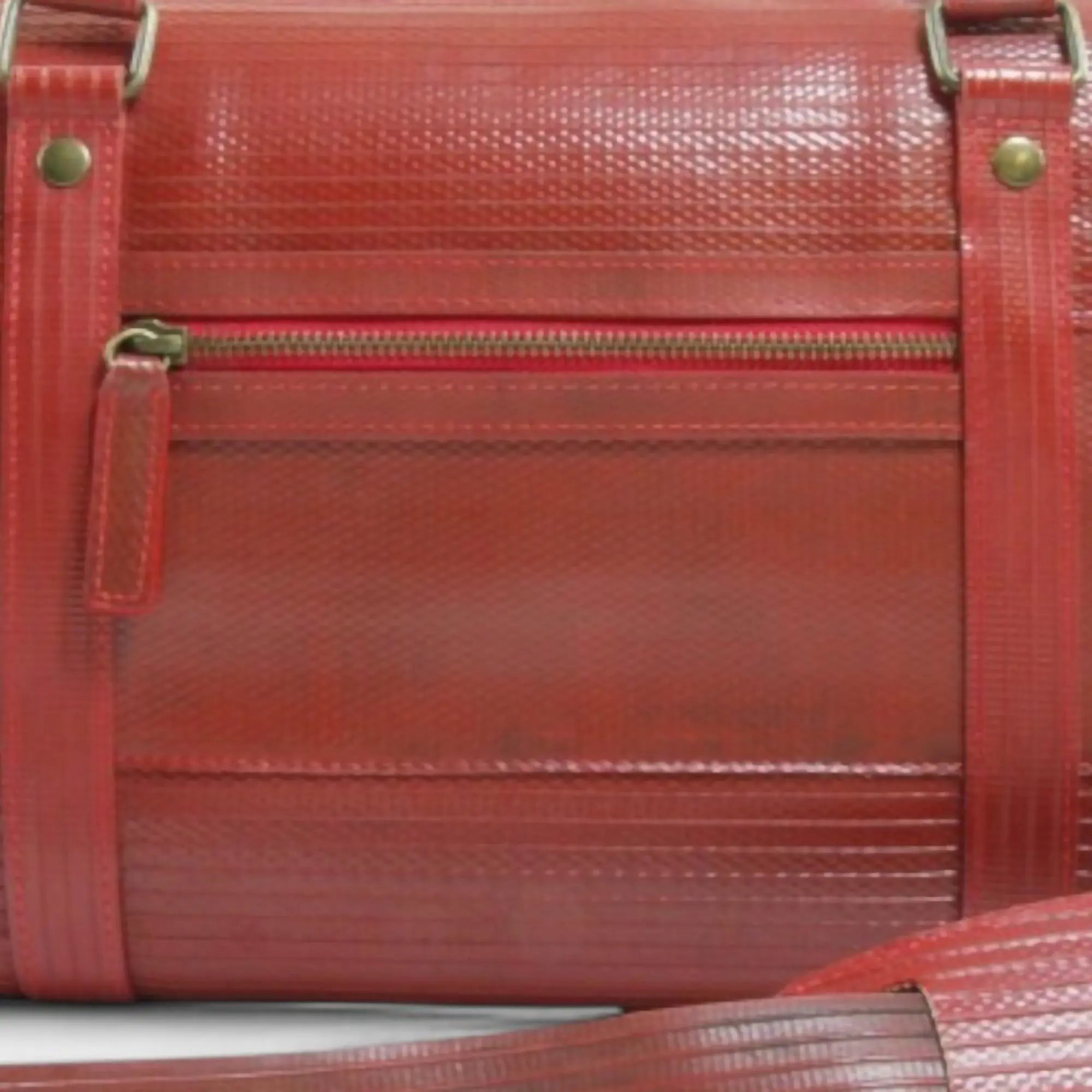 travel-bag-red-1a-details2.webp