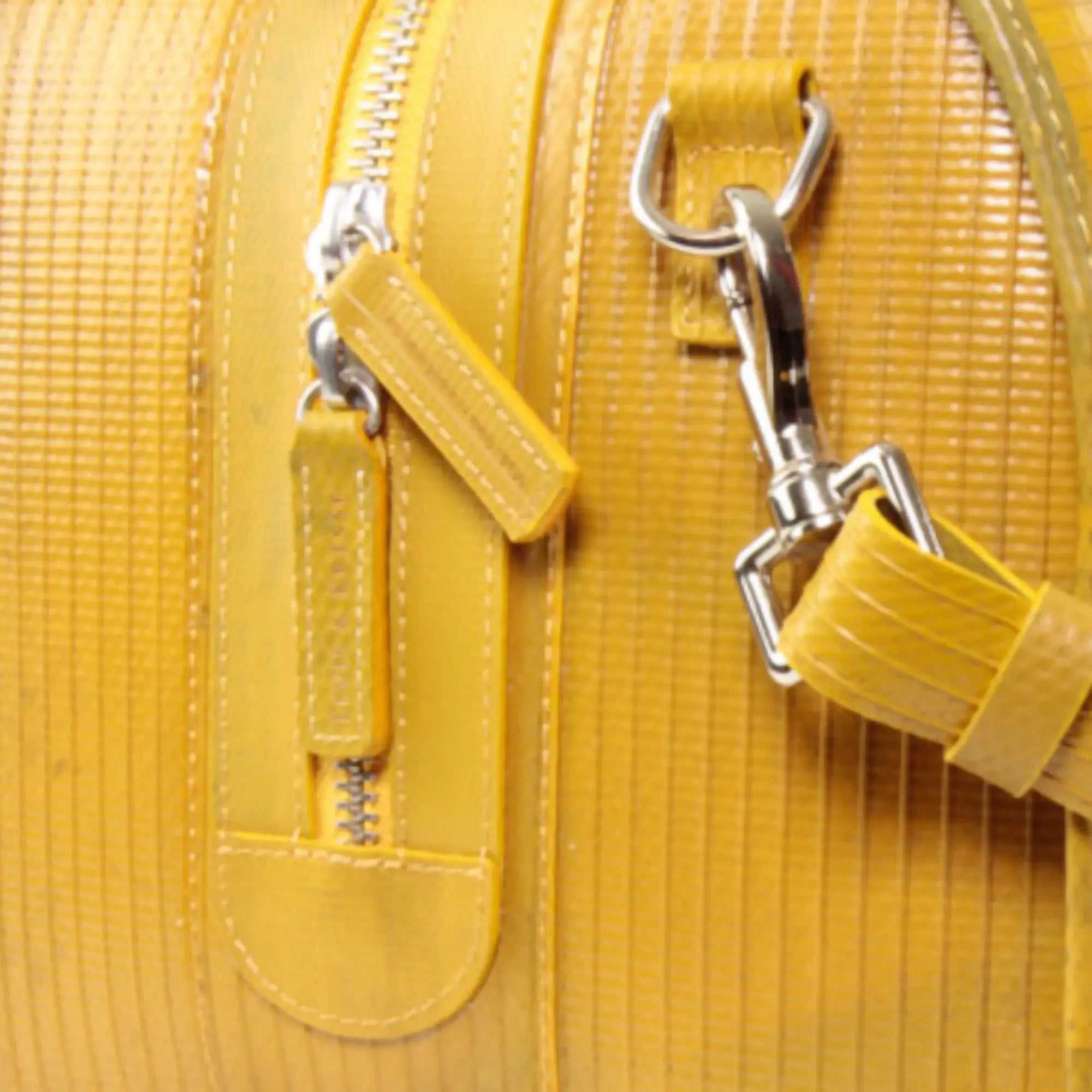 travel-bag-yellow-2-details.webp