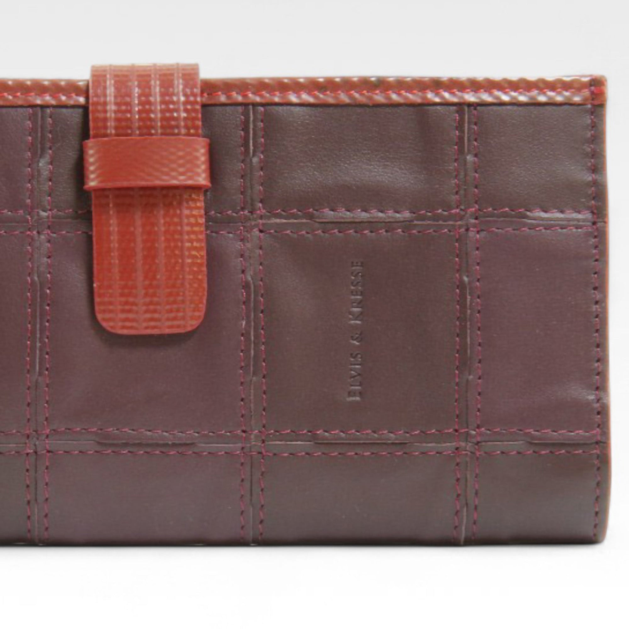 travel-wallet-fh-grape-1-details_39e67dba-579d-4d92-bdd1-1537a7951cac.jpg