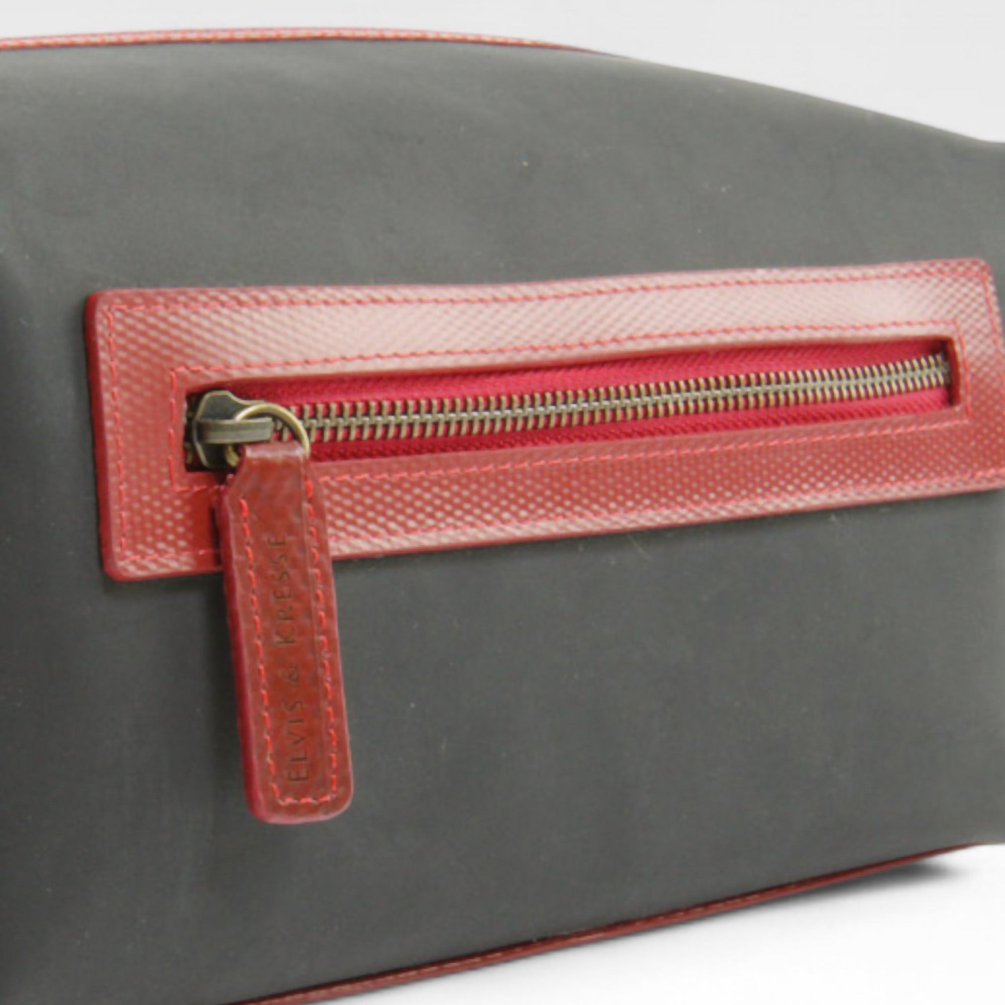 washbag-large-black-red-2-details.jpg