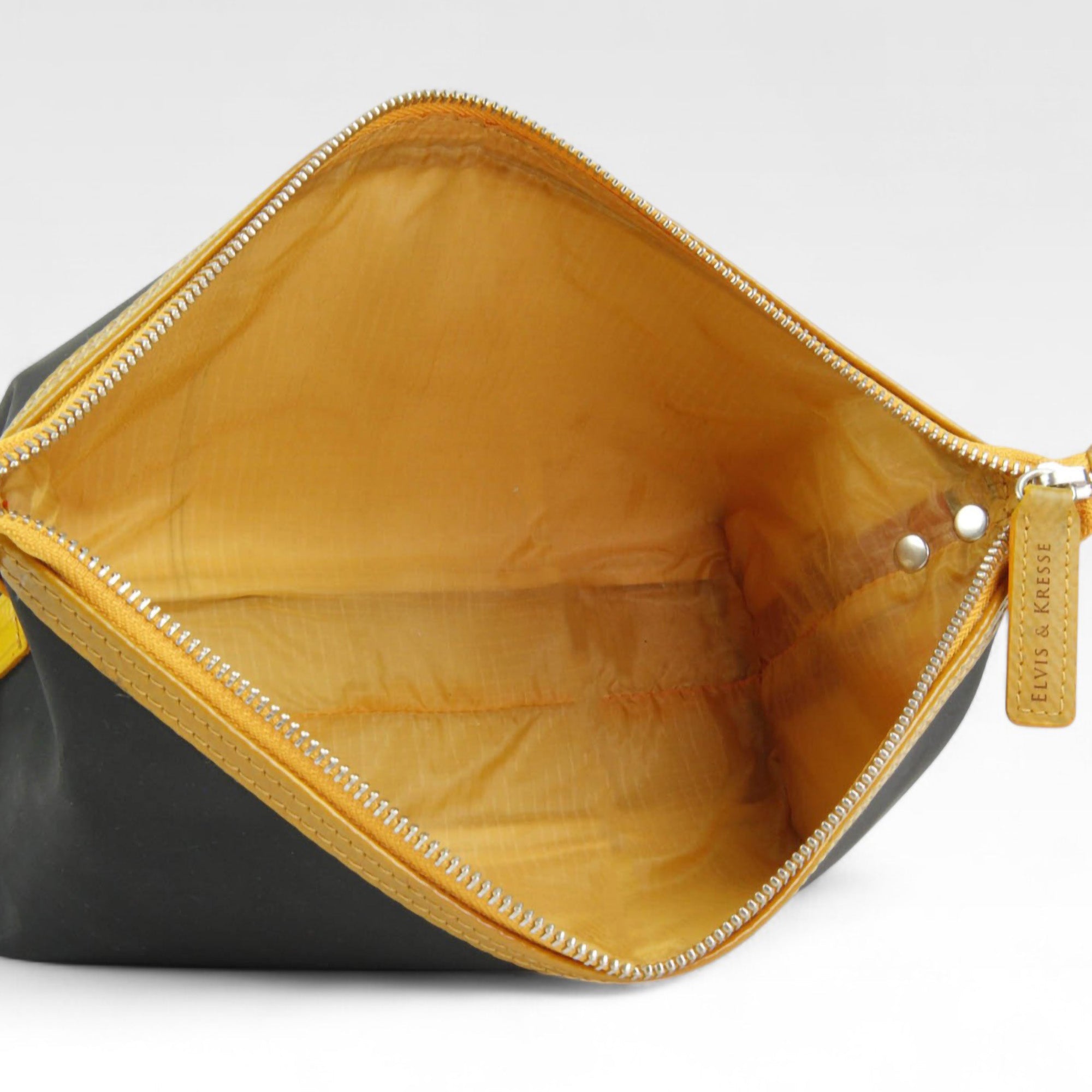 washbag-medium-black-yellow-1-details.jpg