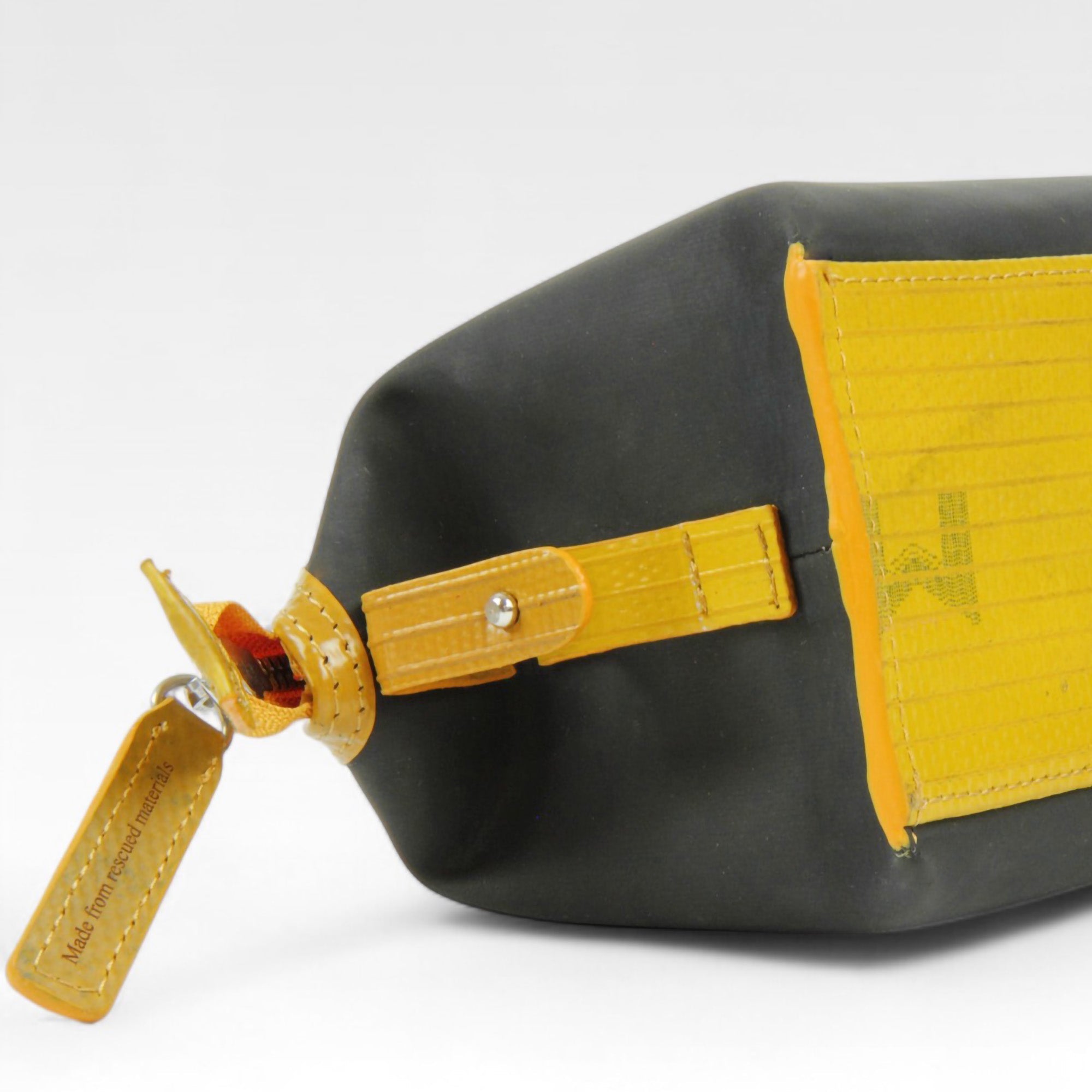 washbag-medium-black-yellow-3-details.jpg