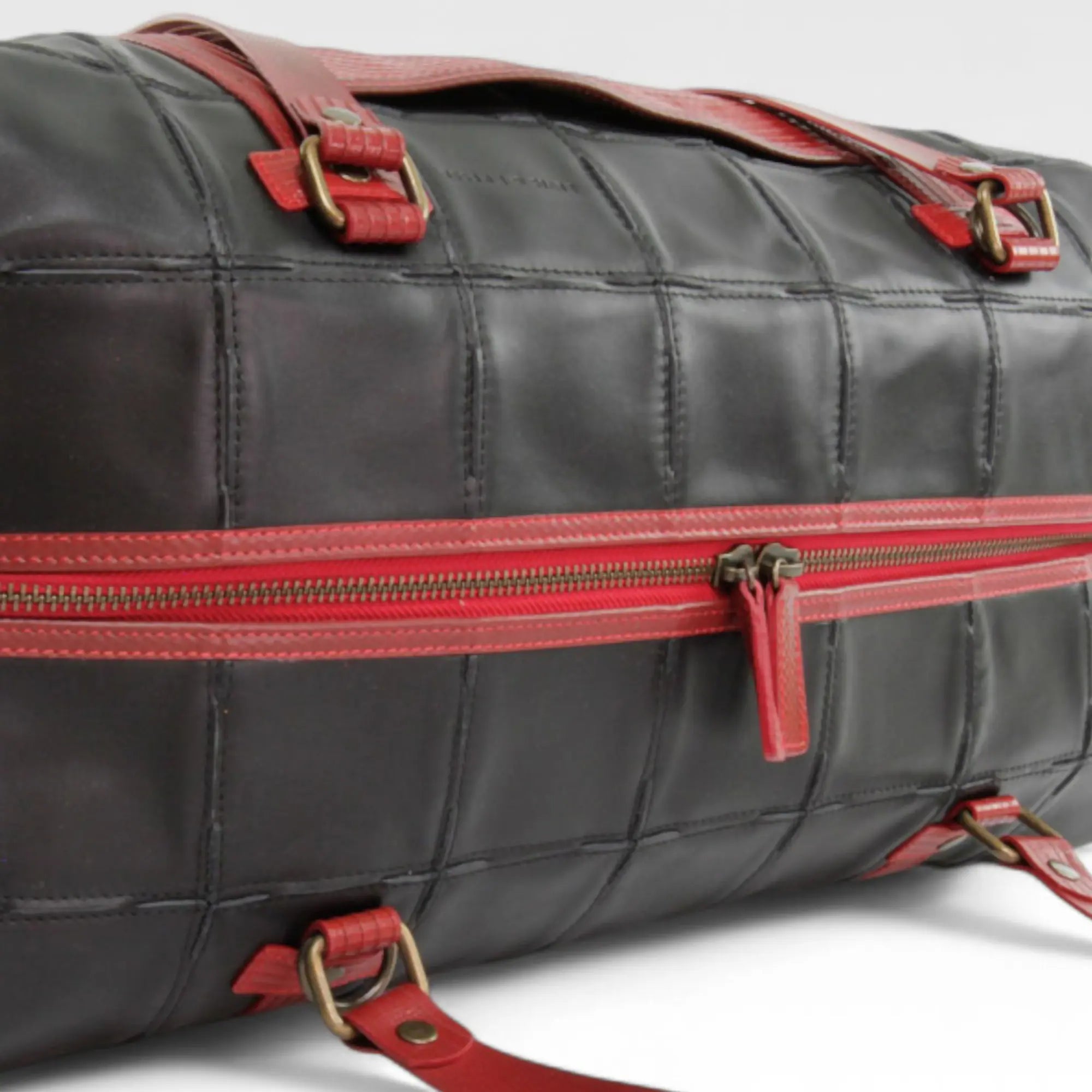 weekend-bag-fh-black-red-5-details.webp