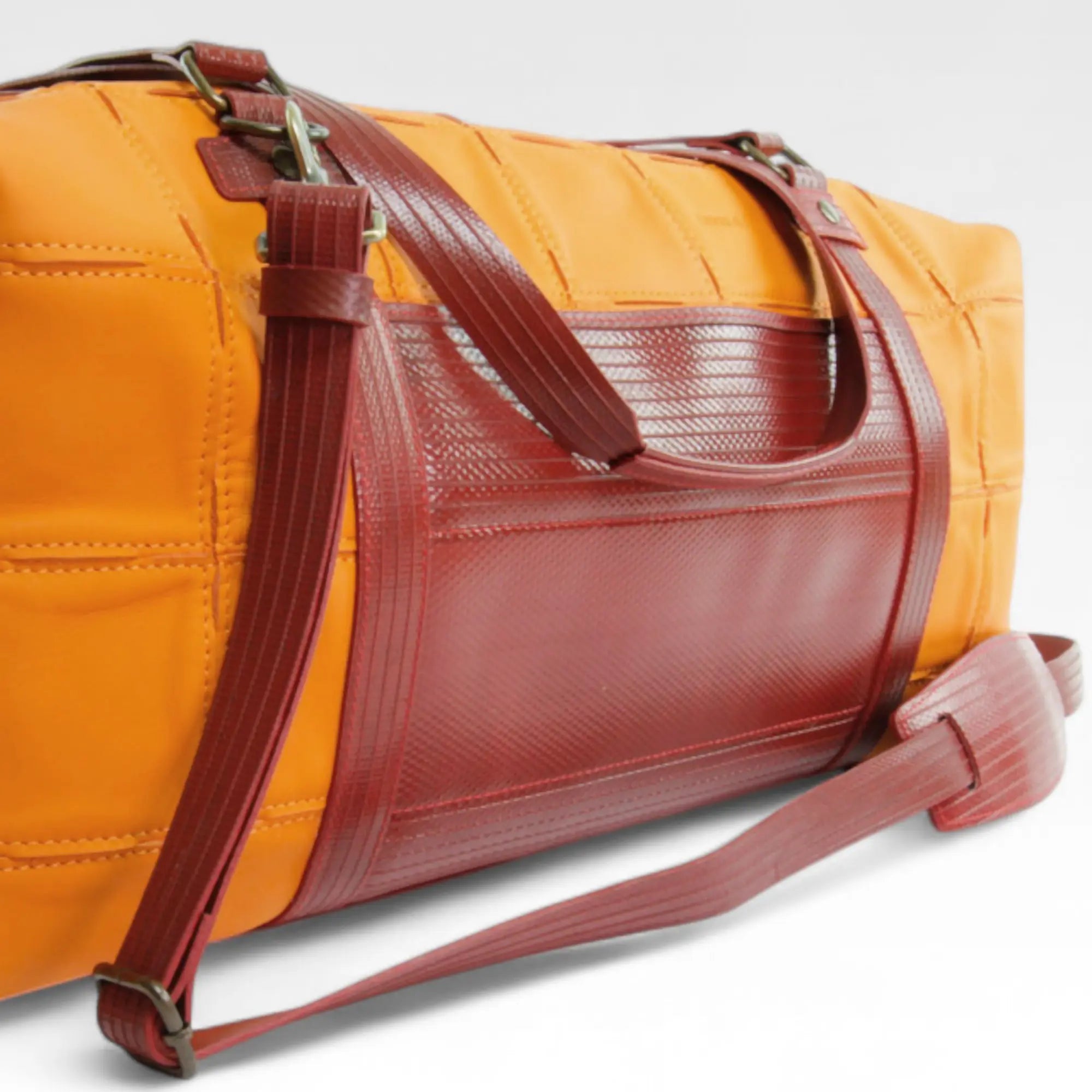 weekend-bag-fh-orange-3-details.webp